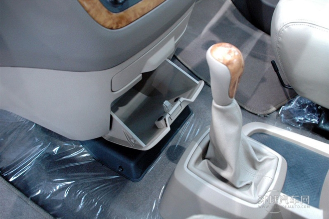2010款 2.4L財(cái)富快車標(biāo)準(zhǔn)版M240-4G64