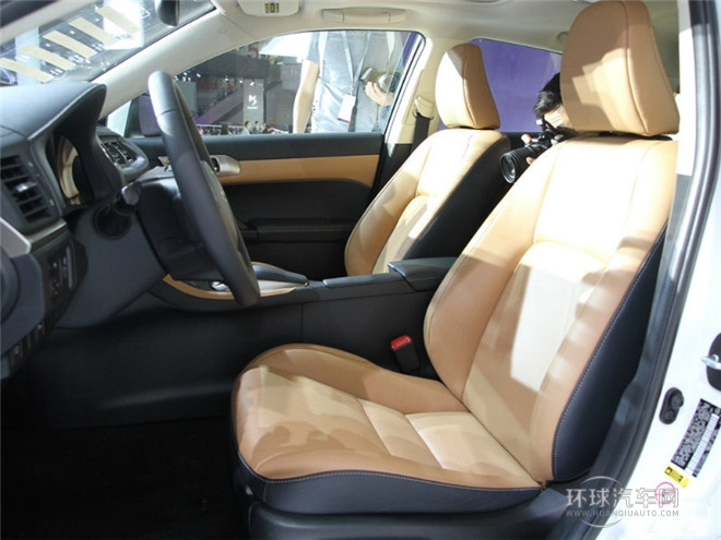 2014款 200h 1.8L 自動(dòng) 領(lǐng)先版（單色）