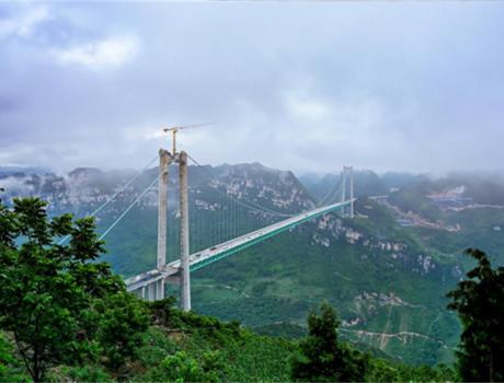一座橋一本書，通往山的那邊
